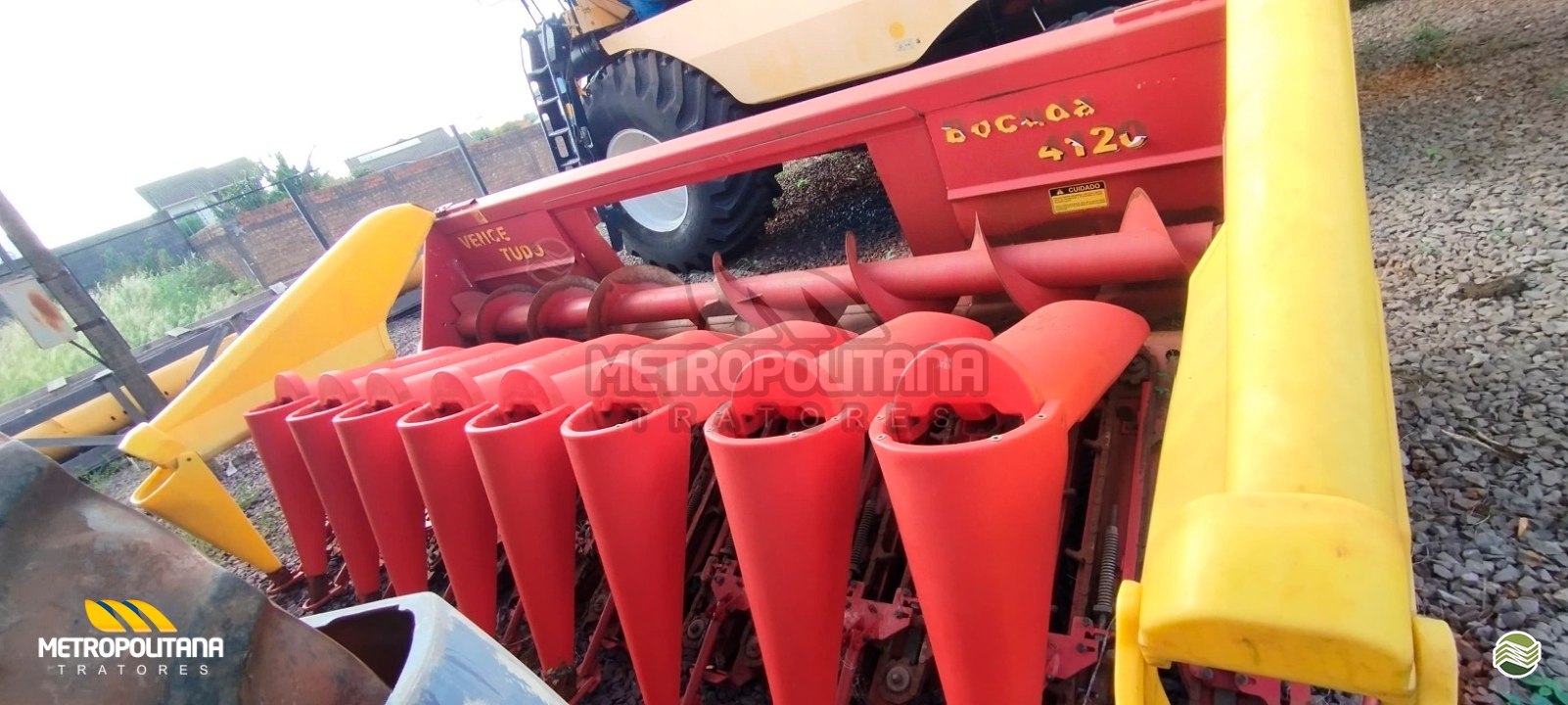 PLATAFORMA COLHEITADEIRA VENCE TUDO PM 9 Linhas Metropolitana Tratores - New Holland CASCAVEL PARANÁ PR